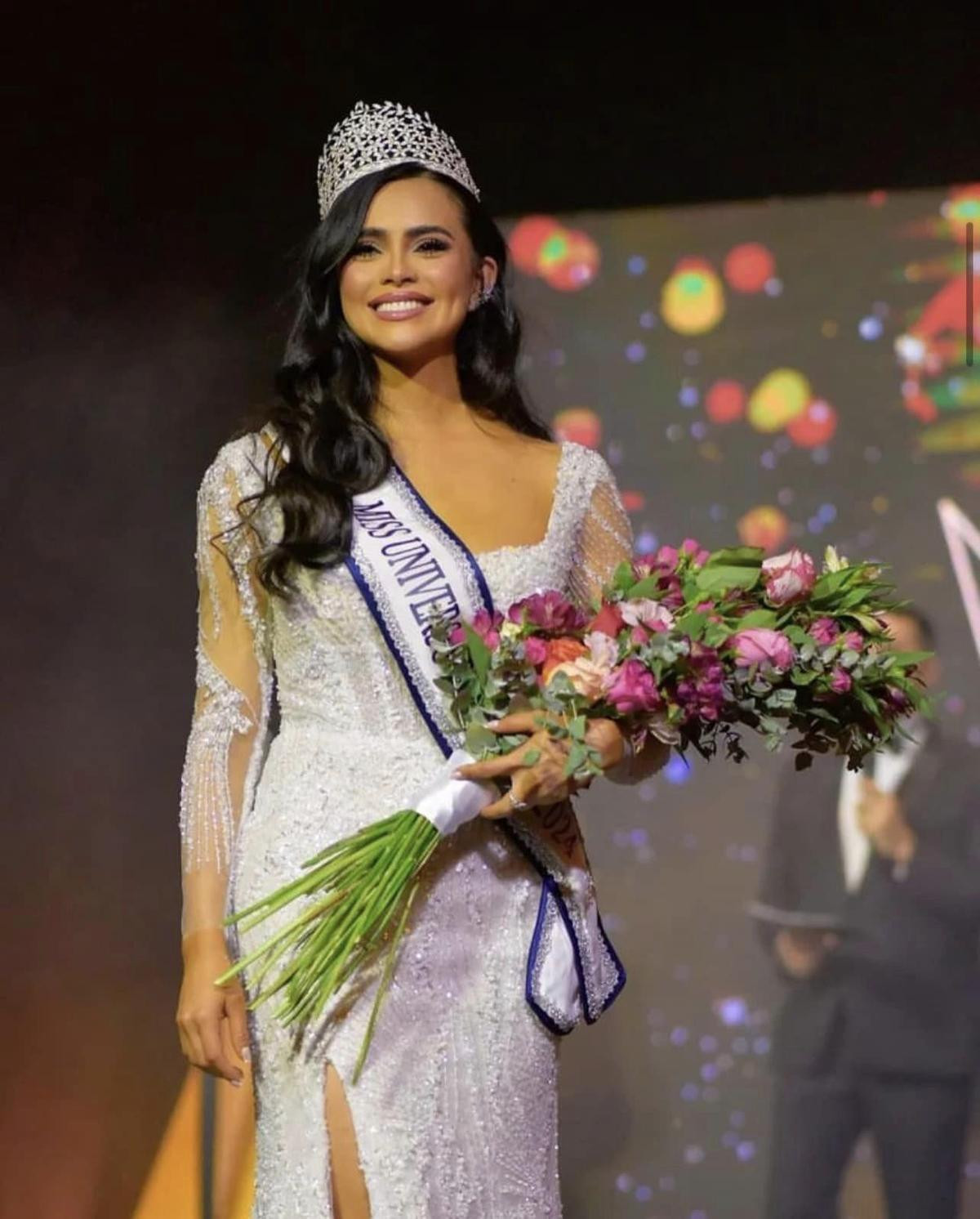 Siêu mẫu 32 tuổi hạ gục Miss Supranational để giành quyền đi thi Hoa hậu Hoàn vũ Ảnh 1