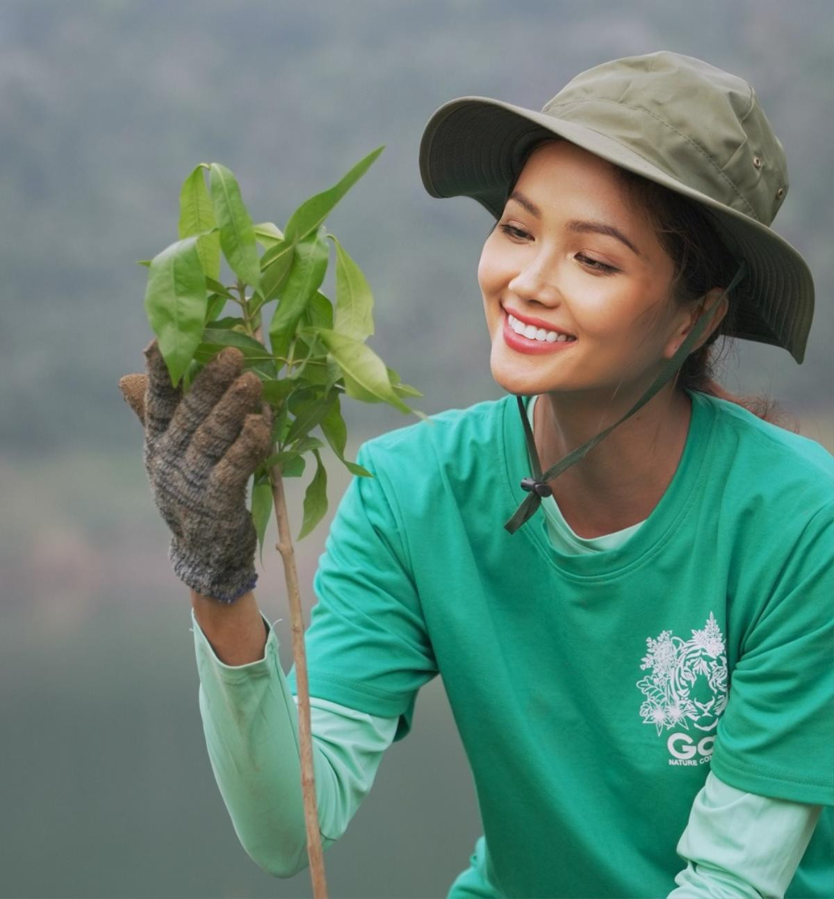 H'Hen Niê đào đất trồng cây Ảnh 2