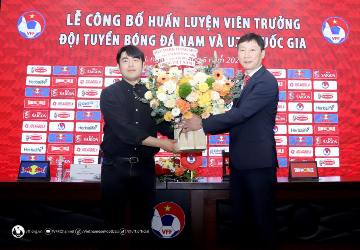 HLV Park Hang Seo làm 2 điều ý nghĩa cho HLV Kim Sang Sik: Mong tuyển Việt Nam thành công! Ảnh 1