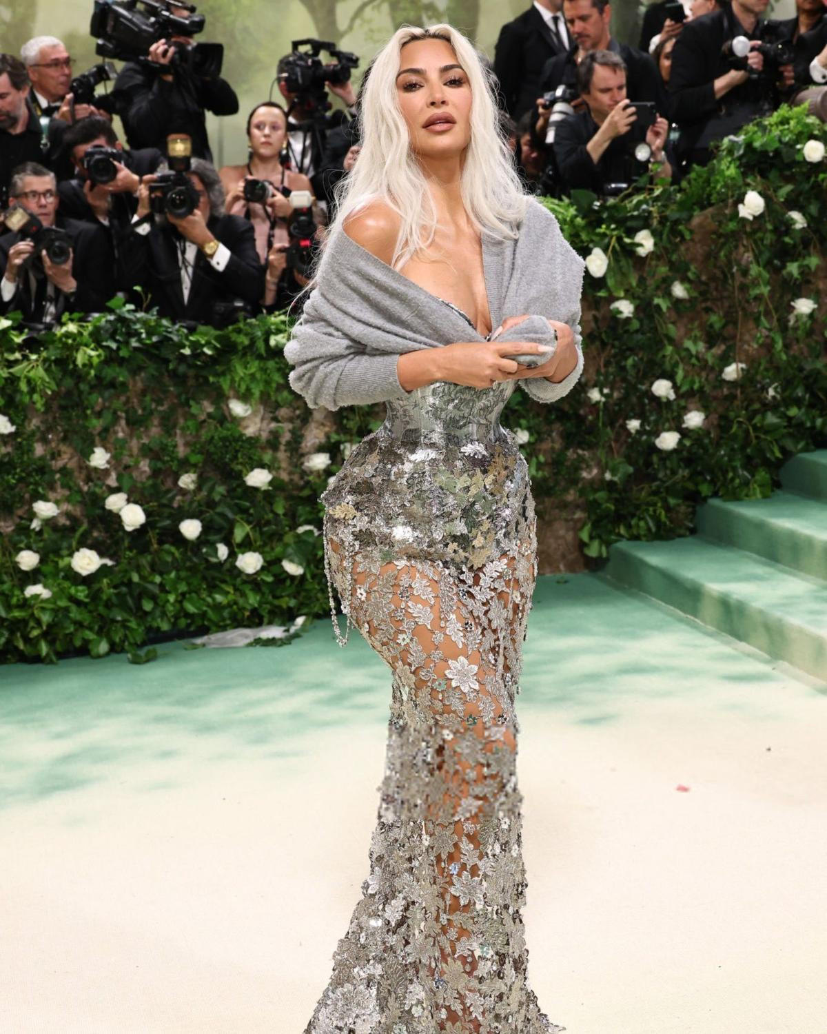 Nhà Kardashian - Jenner tại Met Gala 2024: Cô chị ấn tượng bao nhiêu, 2 cô em ngược lại Ảnh 6