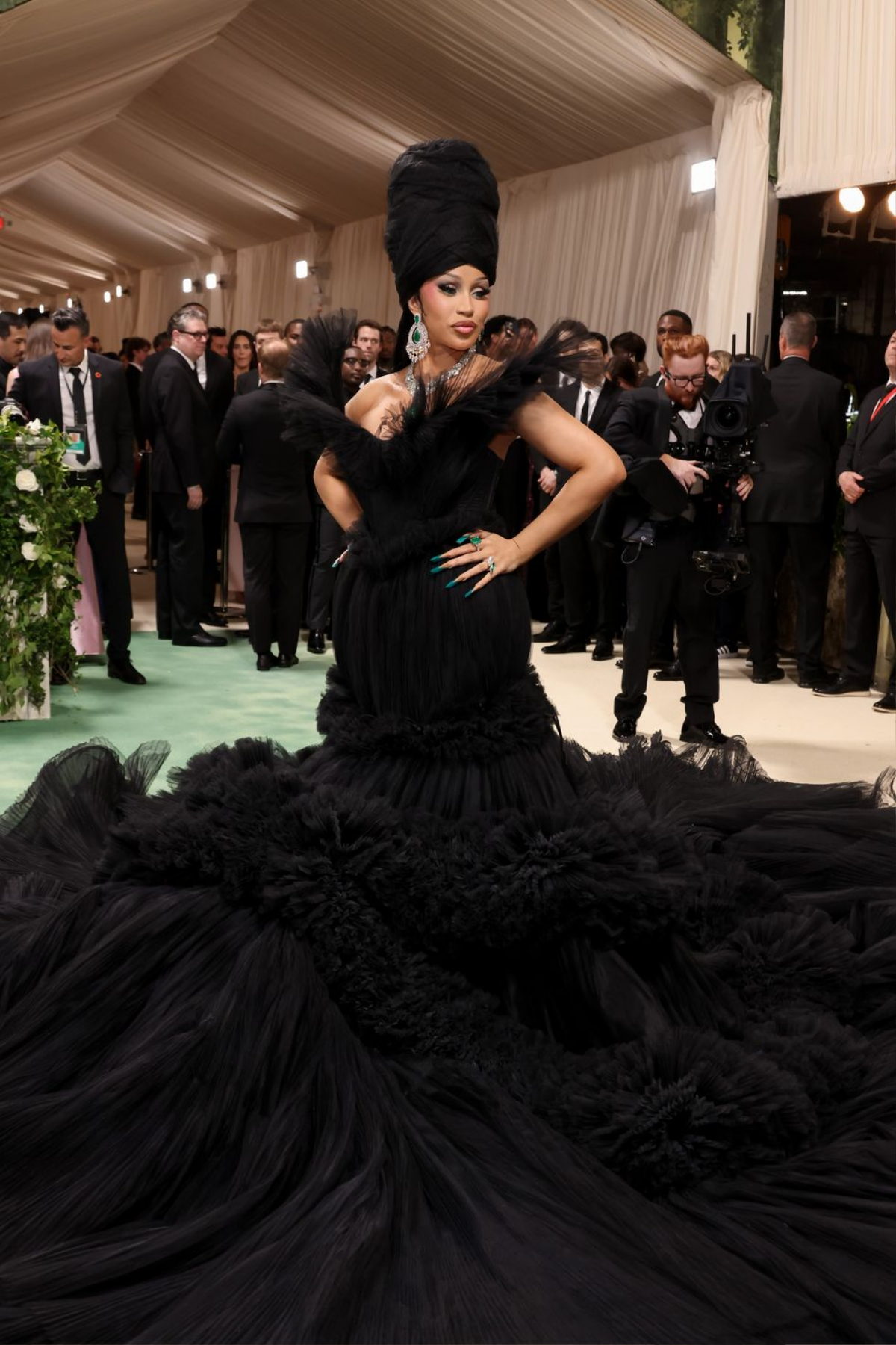 Những bộ cánh đỉnh nhất Met Gala 2024: Cardi B, Zendaya không có đối thủ Ảnh 6