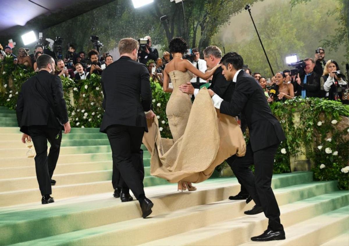 Sao nữ diện váy 'chật' không thể đi, nhờ người 'bế' lên thảm đỏ Met Gala 2024 Ảnh 1