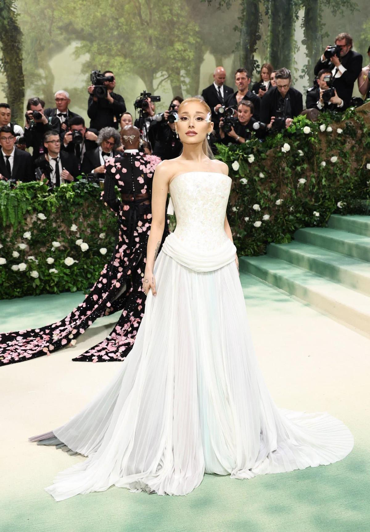 Ariana Grande hát gì tại Met Gala 2024? Ảnh 1