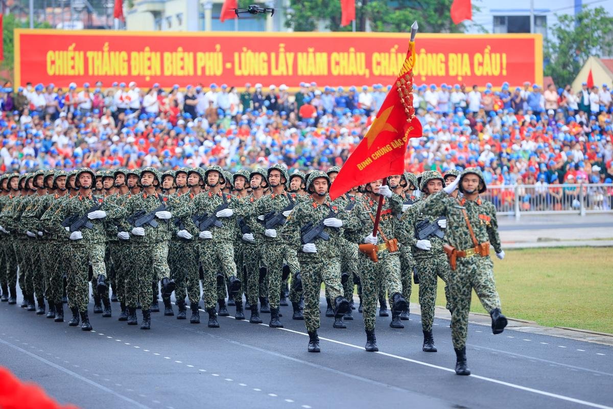 Những hình ảnh ấn tượng tại Lễ diễu binh, diễu hành kỷ niệm 70 năm Chiến thắng Điện Biên Phủ Ảnh 16