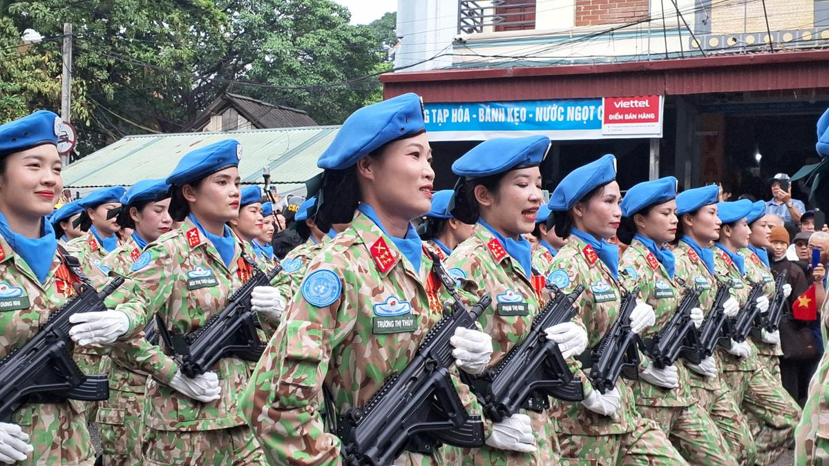 Những "bóng hồng" trong Lễ diễu binh, diễu hành kỷ niệm 70 năm Chiến thắng Điện Biên Phủ- Ảnh 12.