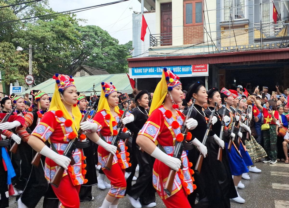 Những "bóng hồng" trong Lễ diễu binh, diễu hành kỷ niệm 70 năm Chiến thắng Điện Biên Phủ- Ảnh 18.