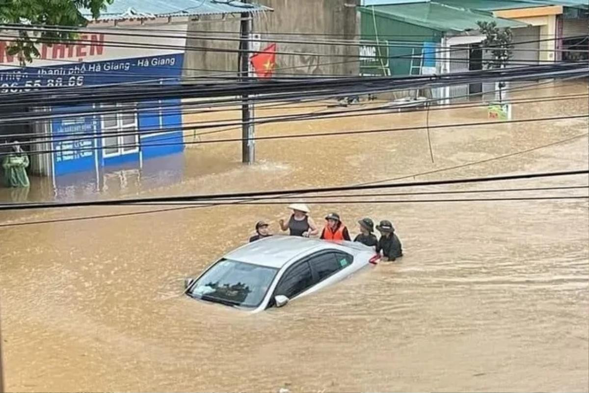 Danh tính Thượng uý CSGT lao qua dòng nước lũ cứu người ở Hà Giang Ảnh 3