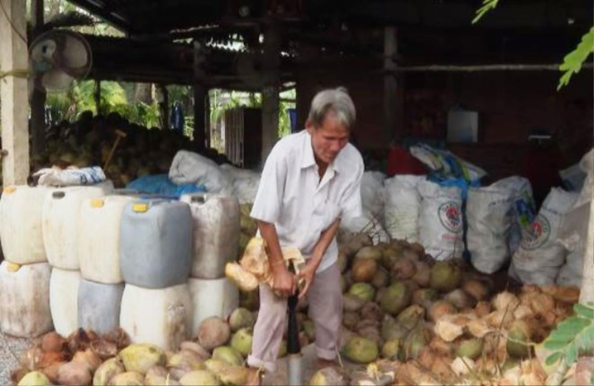 Người đàn ông mù sở hữu năng lực 'độc lạ': Nhớ hàng trăm số điện thoại, lột 200 trái dừa bằng tay Ảnh 2