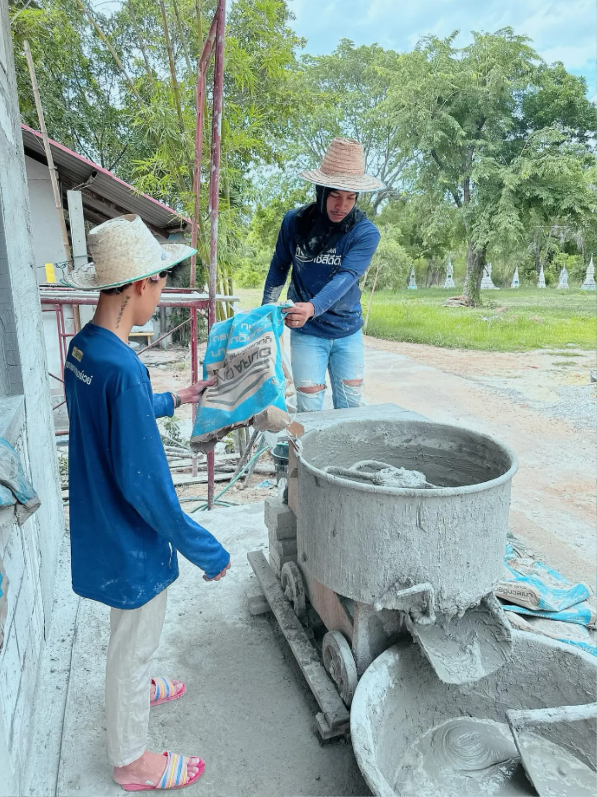 Nam ca sĩ để lại toàn bộ tài sản cho vợ con sau ly dị, về quê làm phụ hồ kiếm sống Ảnh 2