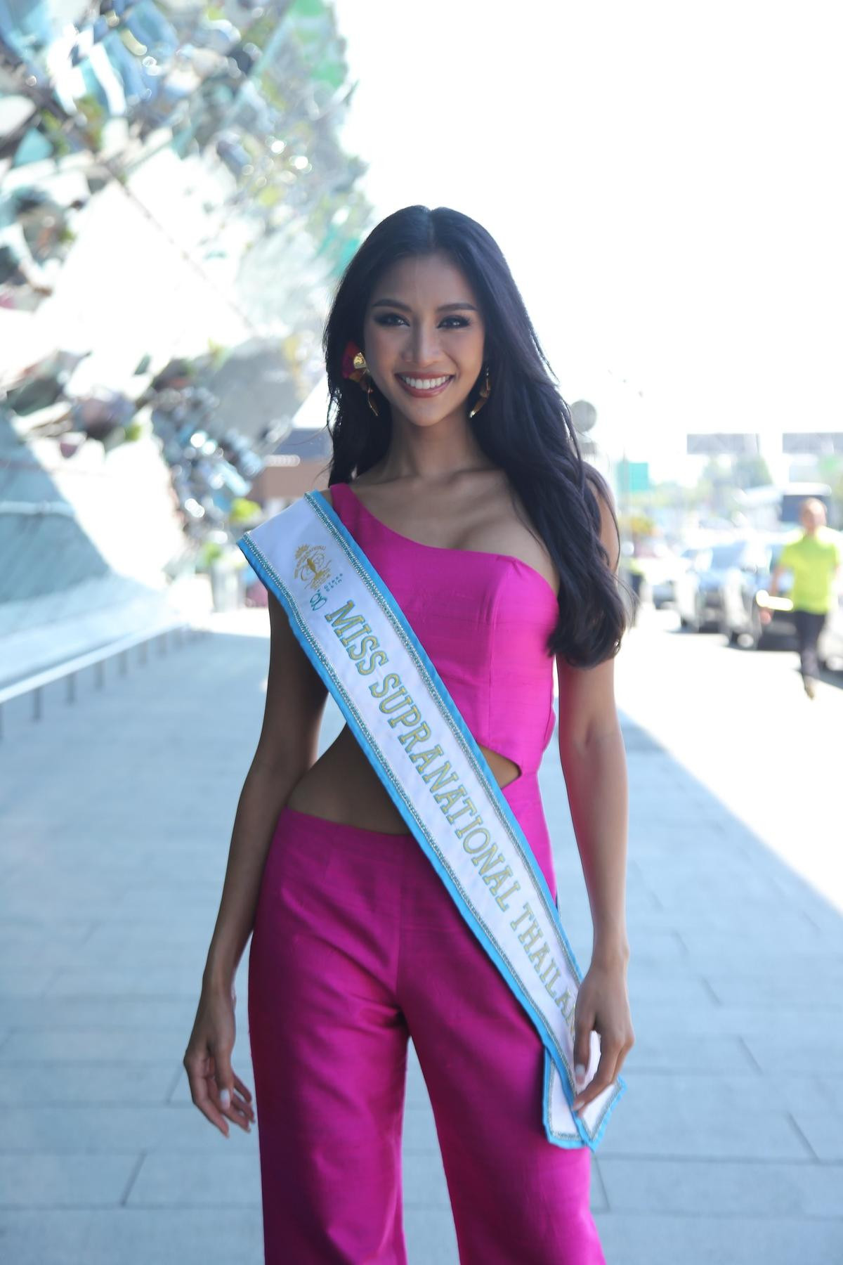 Gu thời trang đại diện Miss Supranational ra sân bay: Lydie Vũ nổi bật với đôi chân dài miên man Ảnh 4