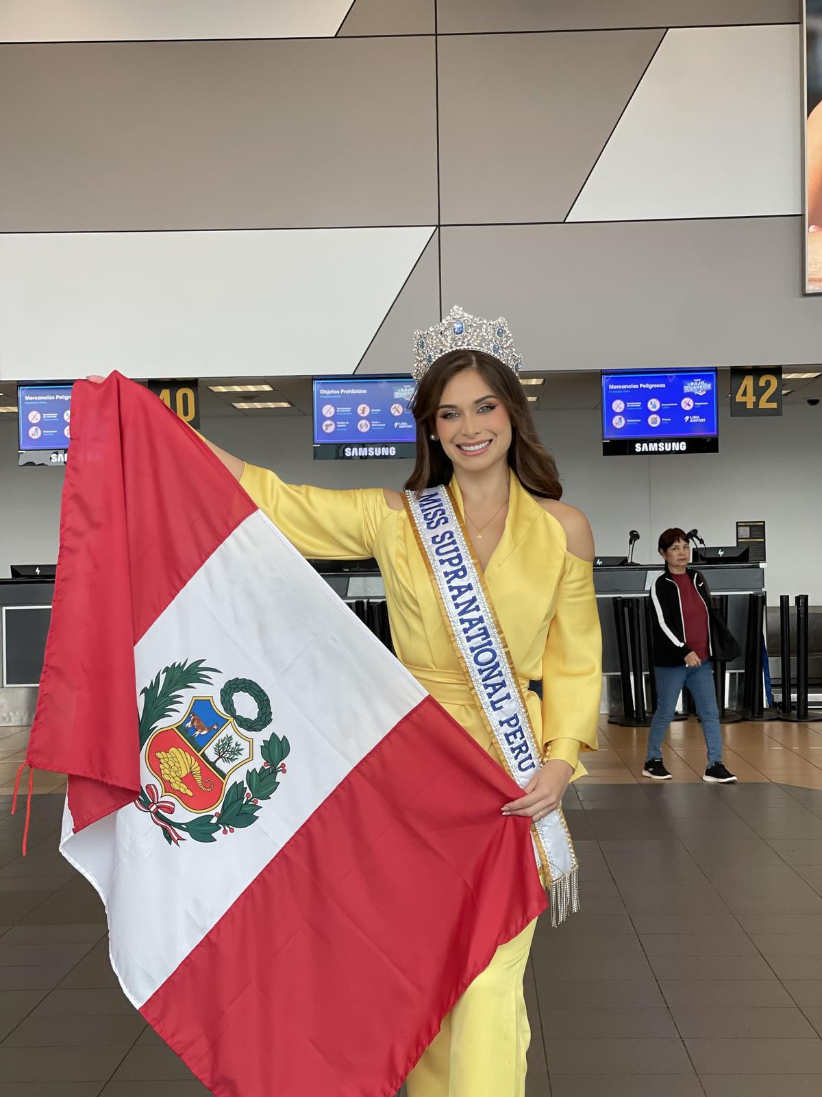 Gu thời trang đại diện Miss Supranational ra sân bay: Lydie Vũ nổi bật với đôi chân dài miên man Ảnh 9