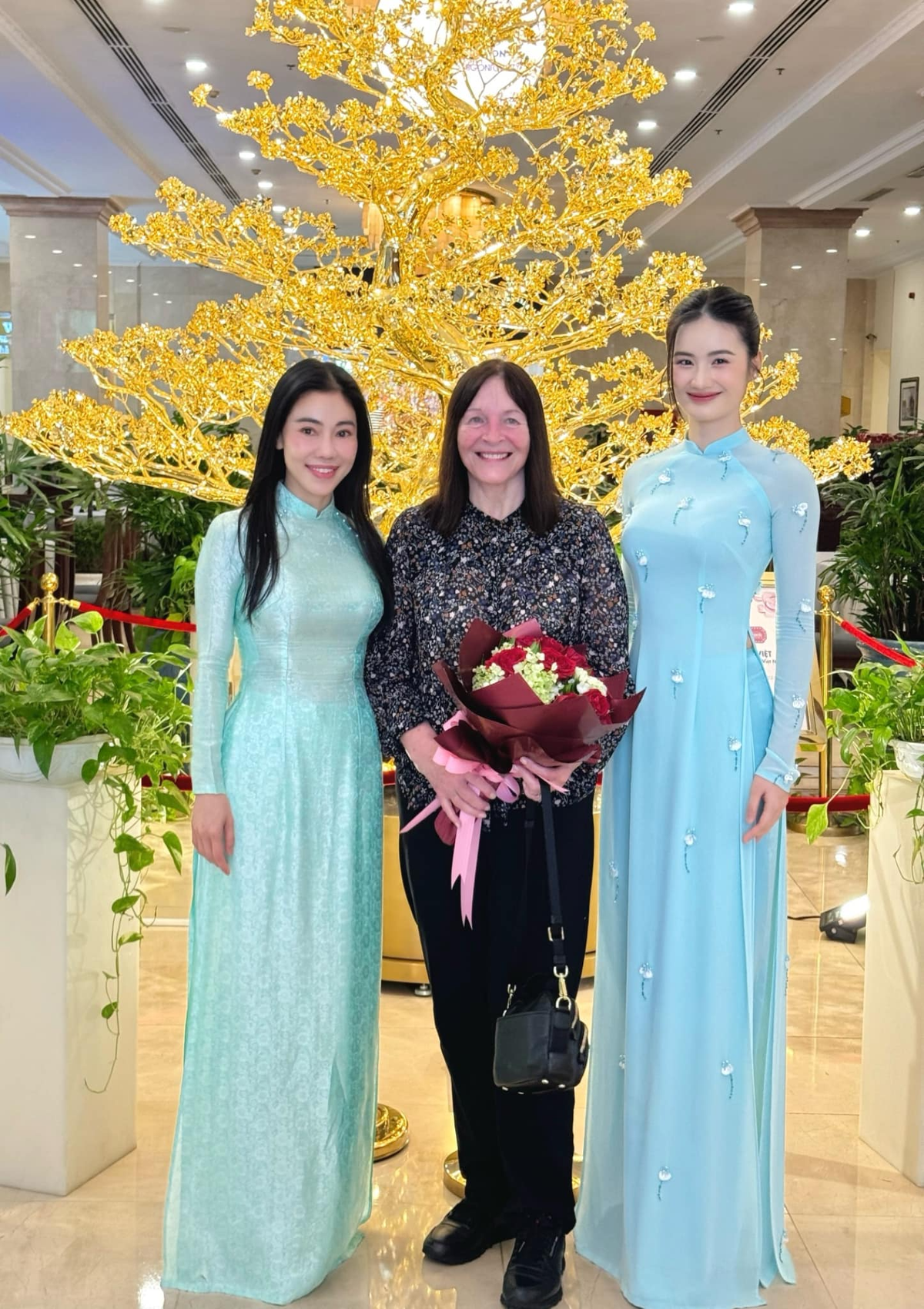 Hoa hậu Ý Nhi nói tiếng Anh trong ngày đón Chủ tịch Miss World: Fan kỳ vọng rinh vương miện quốc tế Ảnh 1