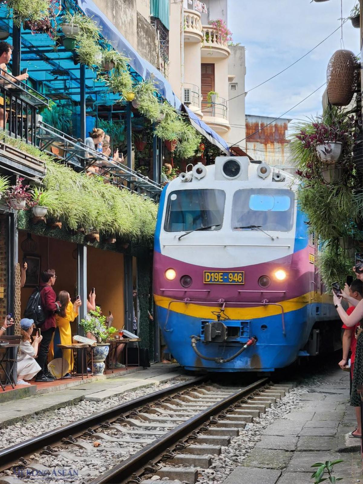 Công an truy tìm cô gái lao ra đầu tàu đang chạy để chụp ảnh ở Hà Nội Ảnh 2