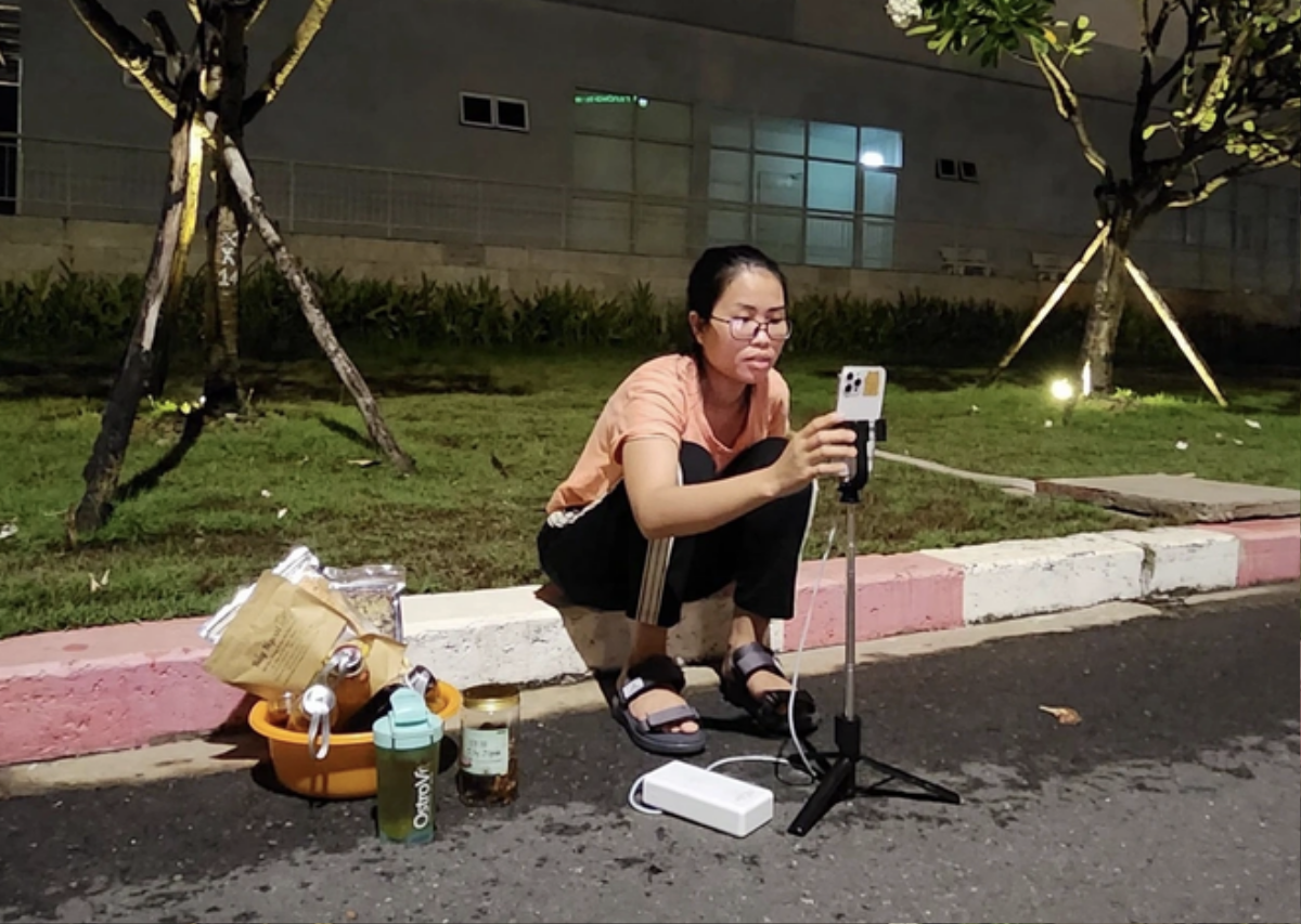 Mẹ đơn thân livestream bán hàng nuôi con ung thư: 'Nếu đầu hàng, con sẽ chẳng có cơ hội sống tiếp' Ảnh 3