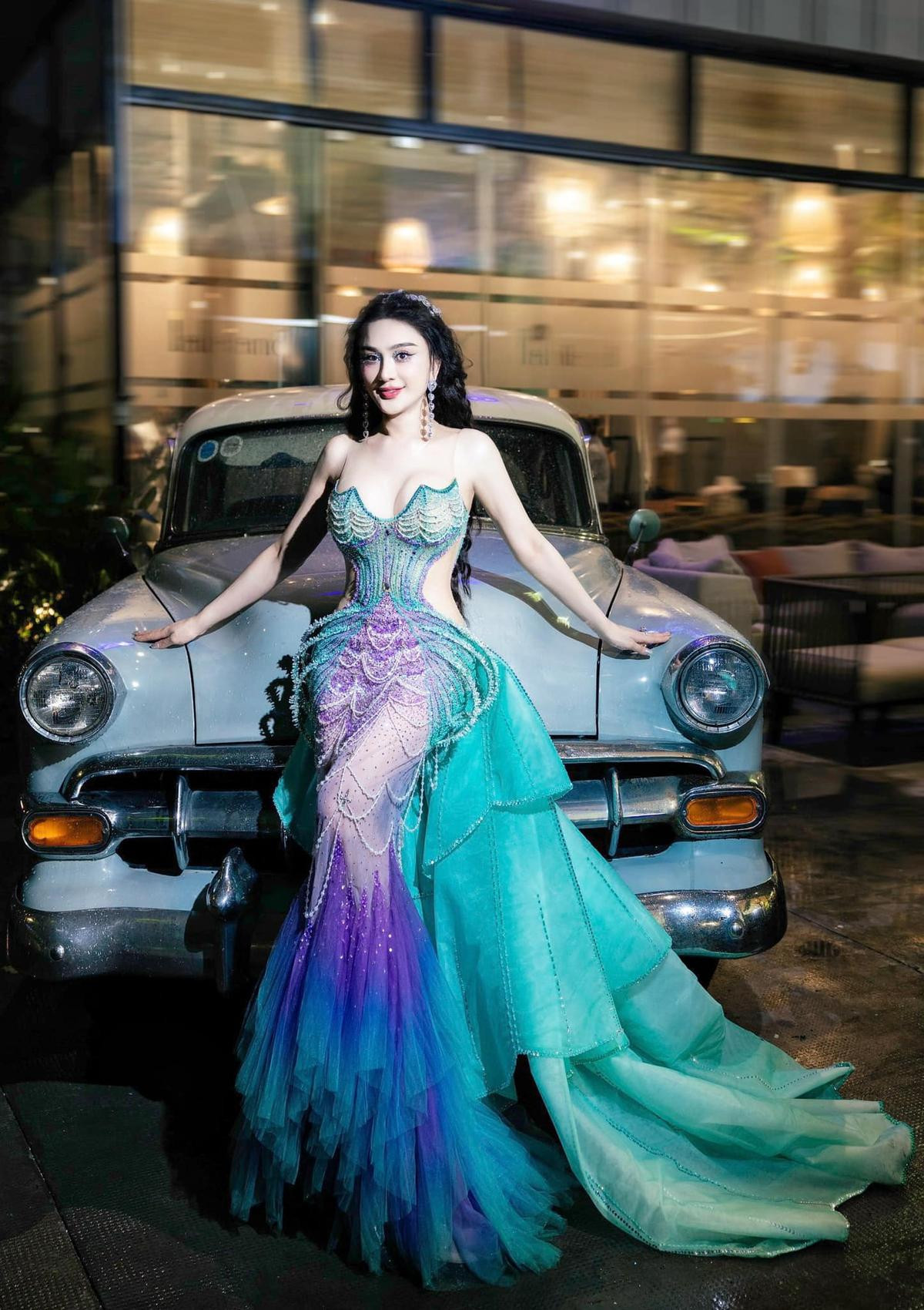 Lâm Khánh Chi khiến Miss Earth Malaysia chìm nghỉm khi đụng hàng váy áo Ảnh 1