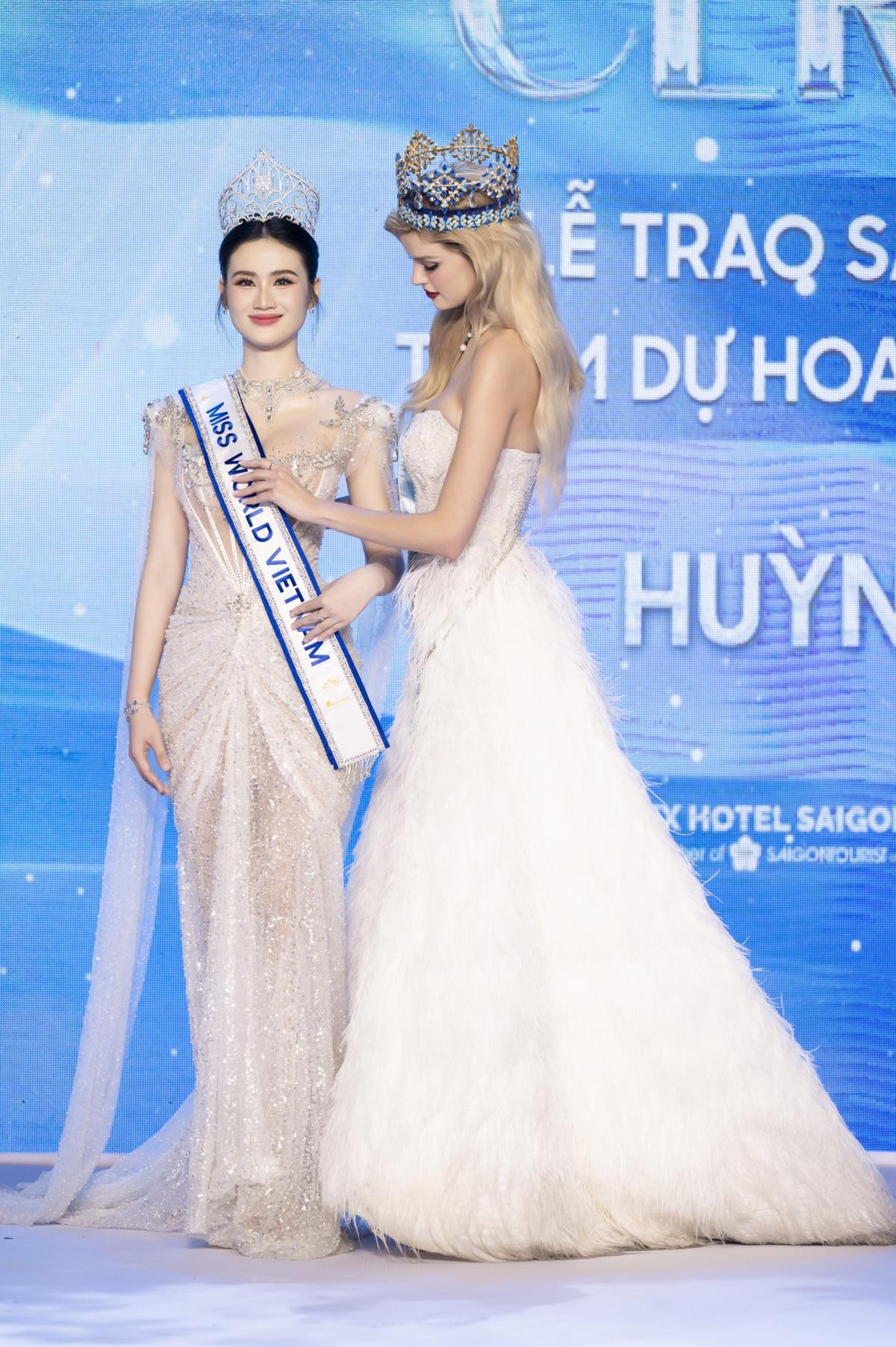 Hoa hậu Ý Nhi không được người tiền nhiệm trao sash dự thi Miss World Ảnh 1