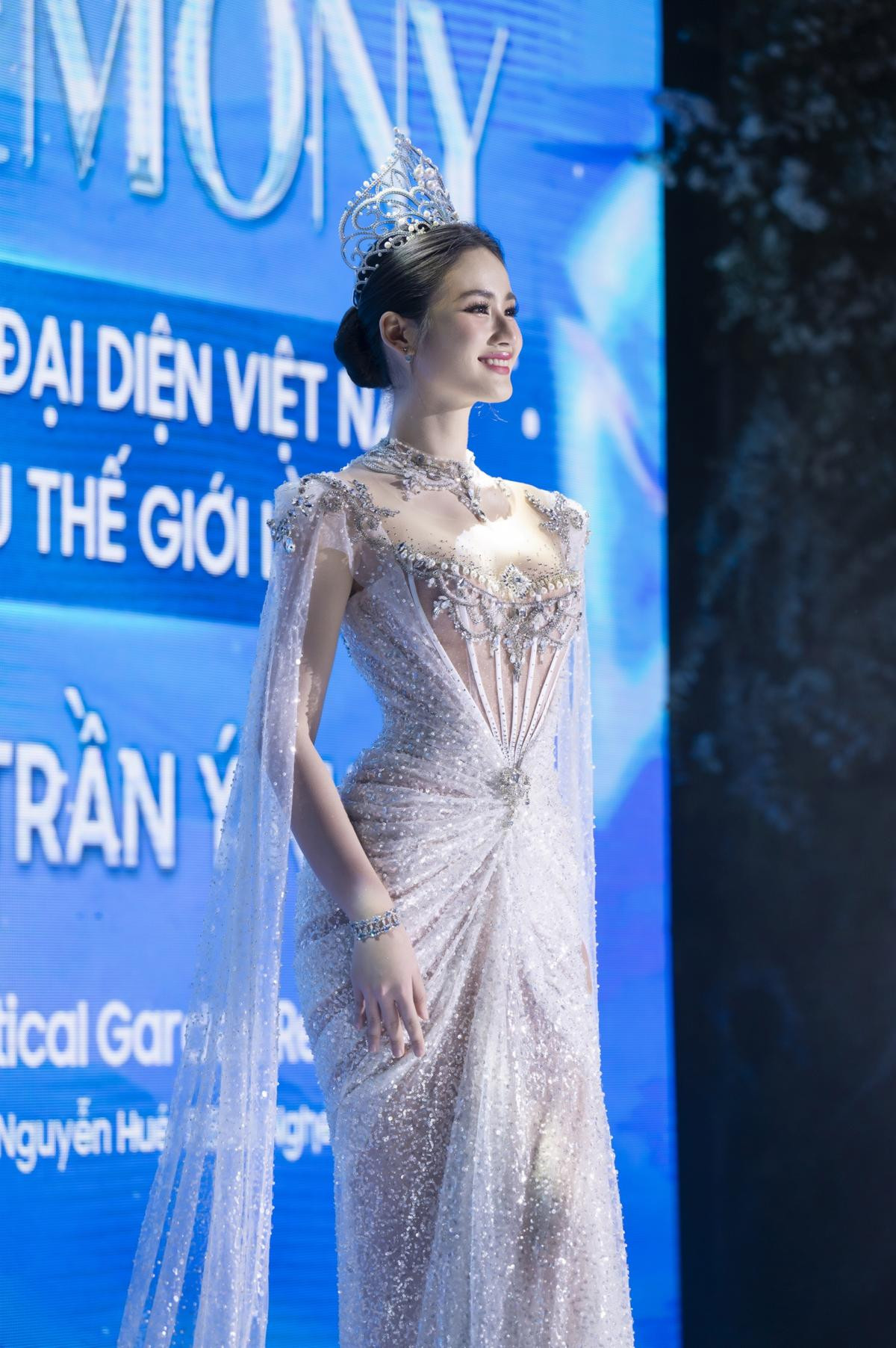 Hoa hậu Ý Nhi không được người tiền nhiệm trao sash dự thi Miss World Ảnh 2