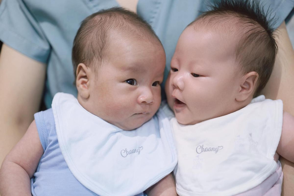 Ảnh nét căng 2 'baby shark' nhà Phương Oanh - Shark Bình, 'mẹ chồng' liền nói ngay 1 câu Ảnh 2