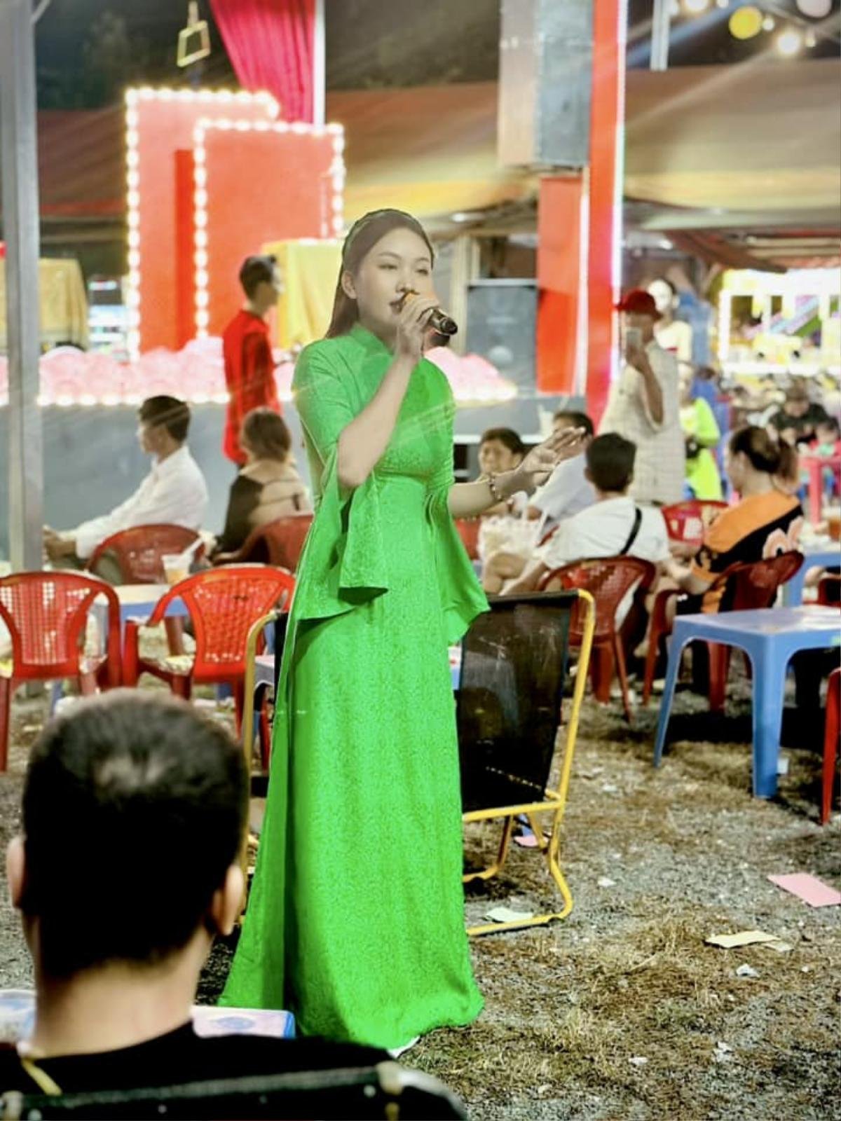 Con nuôi Phi Nhung đi hát sân khấu lô tô, khán giả ôm cứng không buông Ảnh 1