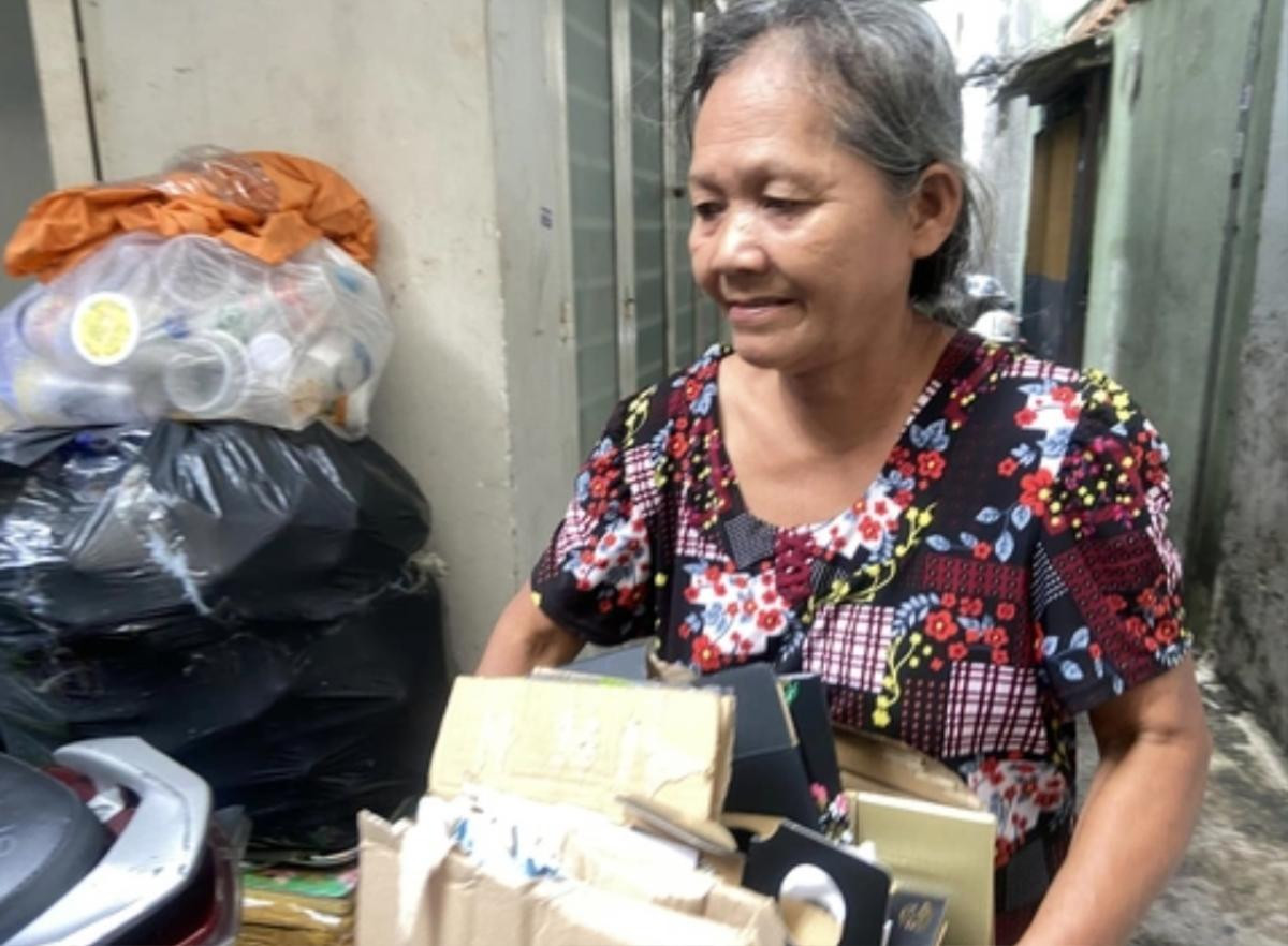 Cậu bé cất điện thoại giúp chủ tiệm bánh tiêu: Lớn lên từ mảnh ve chai, sống cùng ngoại từ bé Ảnh 2