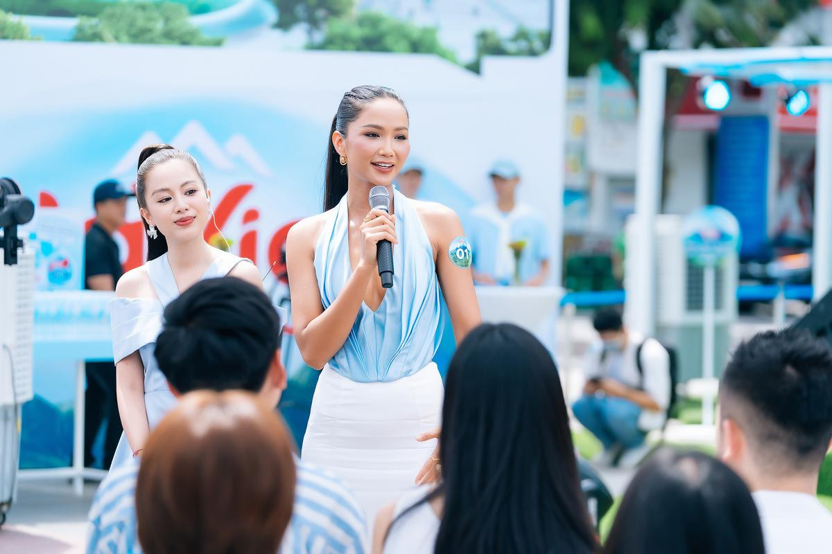 H'Hen Niê diện áo cắt xẻ táo bạo, khoe nhan sắc tươi trẻ Ảnh 2