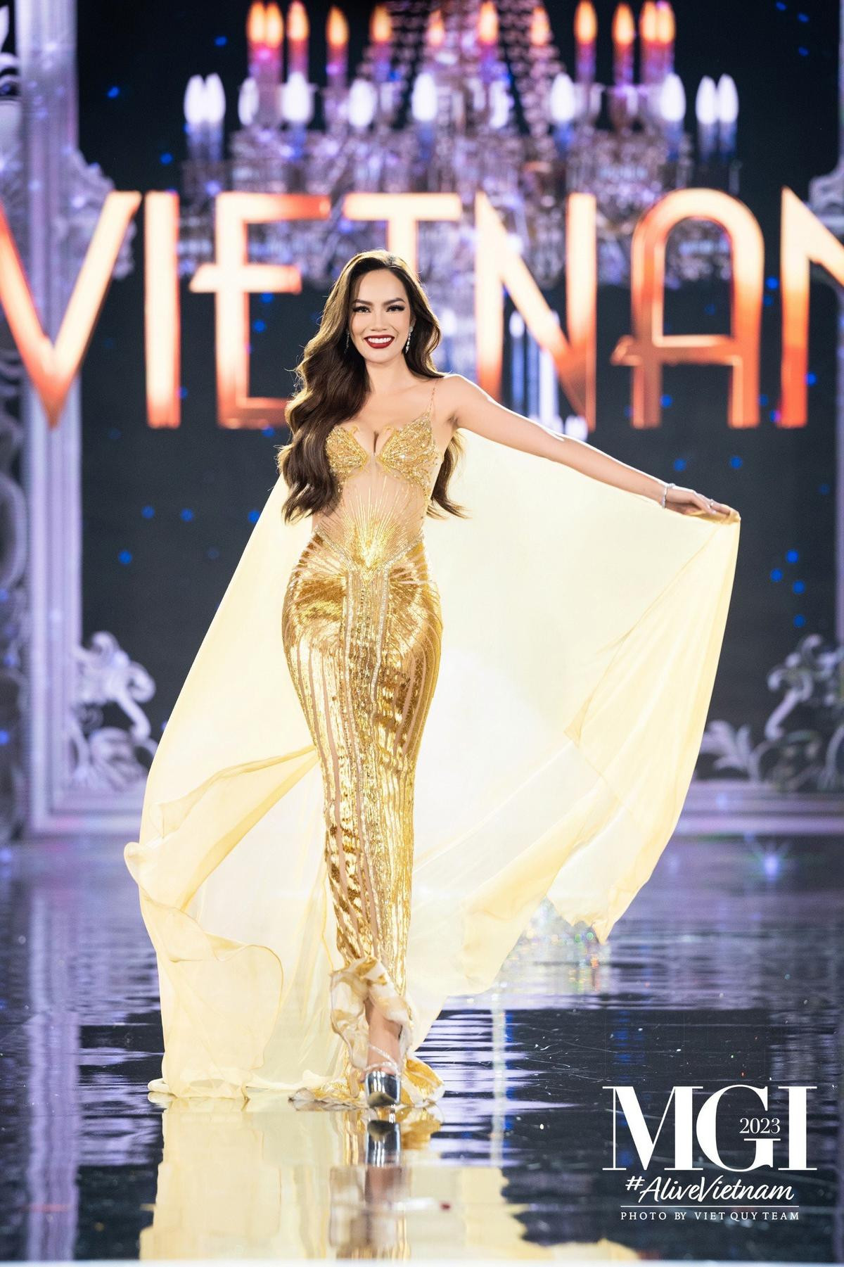 Lê Hoàng Phương diện lại váy bán kết Miss Grand, thần thái sáng rực như 'nàng thiên nga' Ảnh 3