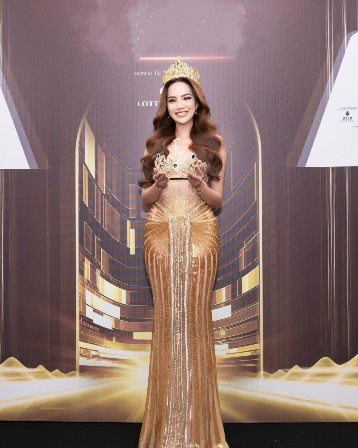 Lê Hoàng Phương diện lại váy bán kết Miss Grand, thần thái sáng rực như 'nàng thiên nga' Ảnh 1