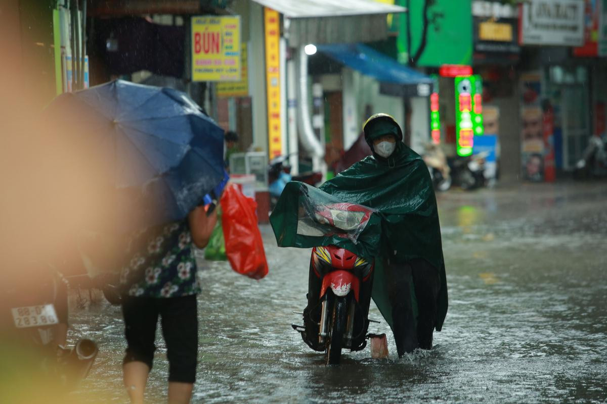 Hà Nội ngập sâu vì mưa to, trời tối mịt như ban đêm Ảnh 5