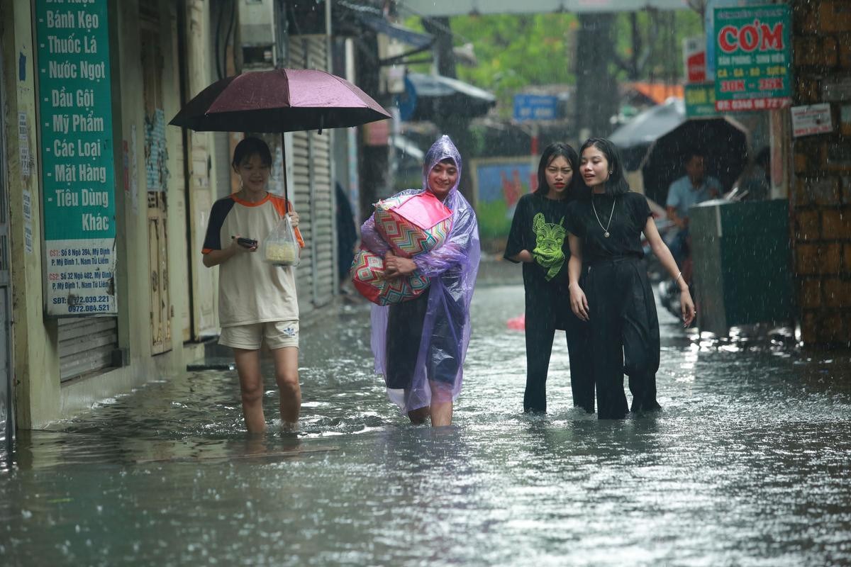 Hà Nội ngập sâu vì mưa to, trời tối mịt như ban đêm Ảnh 3