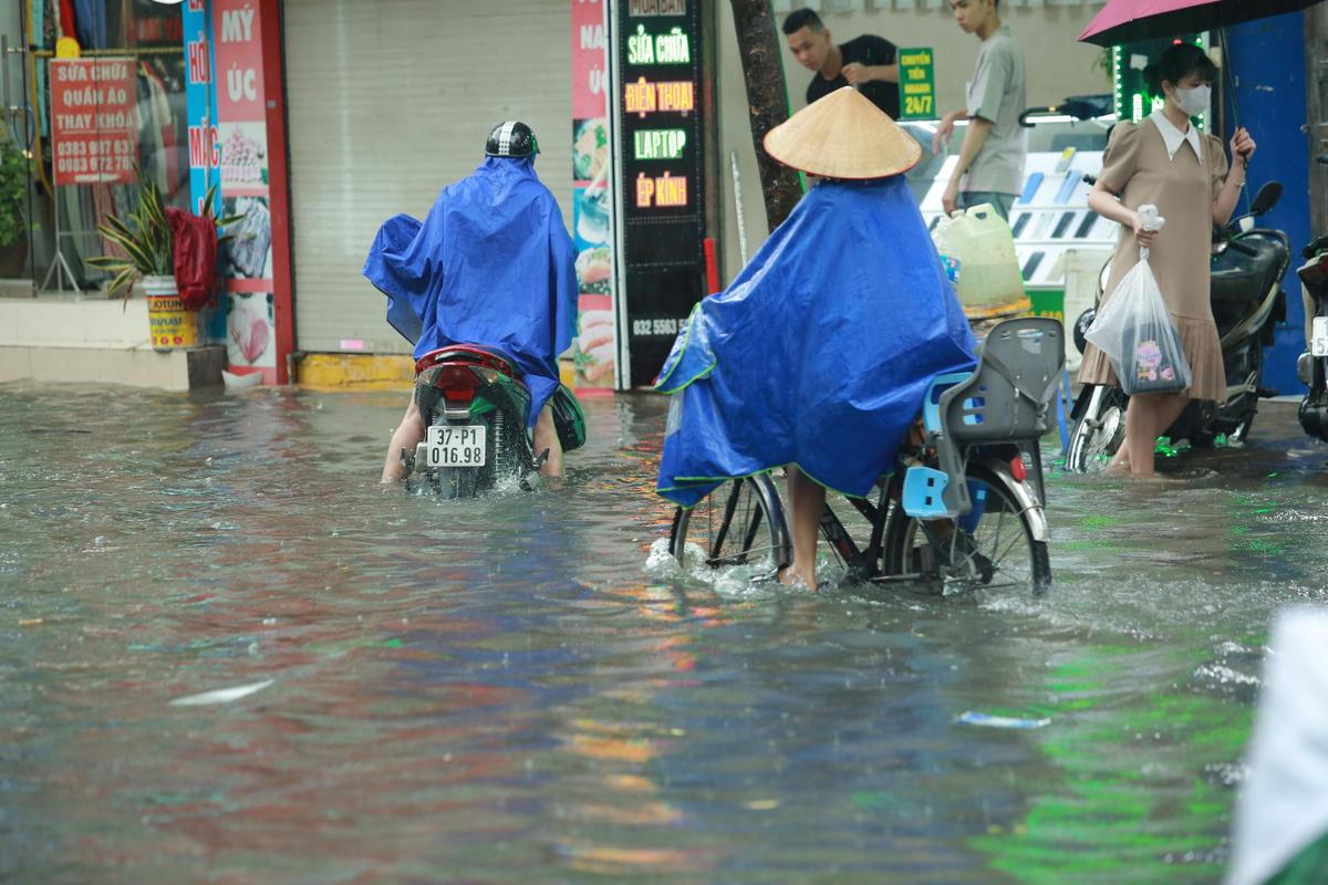 Hà Nội ngập sâu vì mưa to, trời tối mịt như ban đêm Ảnh 1