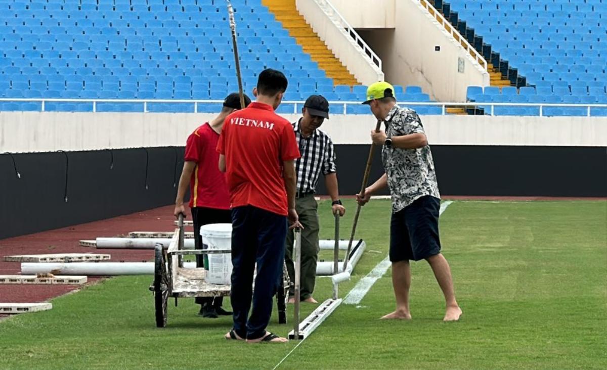 Nghịch lý 'công nghệ' xe bò rải vôi ở sân Mỹ Đình và giấc mơ World Cup Ảnh 1