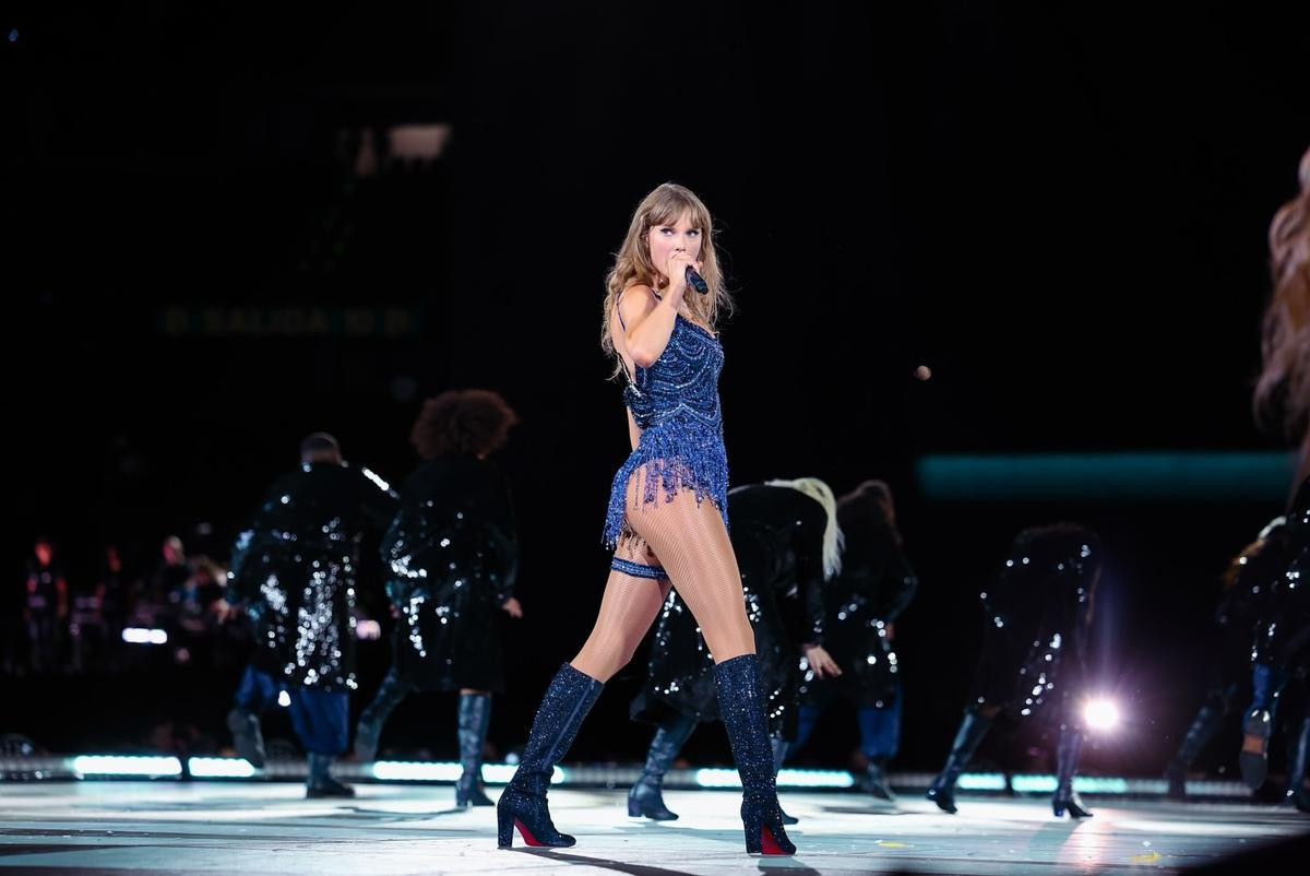 Taylor Swift biểu diễn trên nóc sân vận động? Ảnh 2