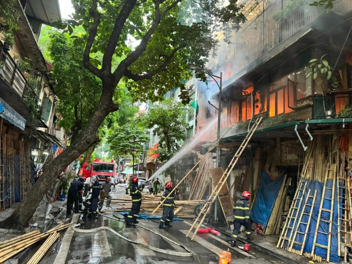 Cháy quán cà phê ở Hoàn Kiếm lúc rạng sáng, lửa khói bốc cao ngùn ngụt Ảnh 2