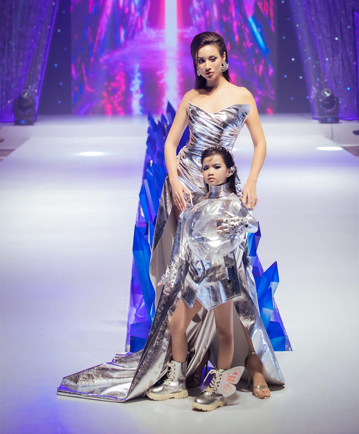 Lydie Vũ khoe chân dài trên sàn catwalk trước thềm sang Ba Lan Ảnh 2