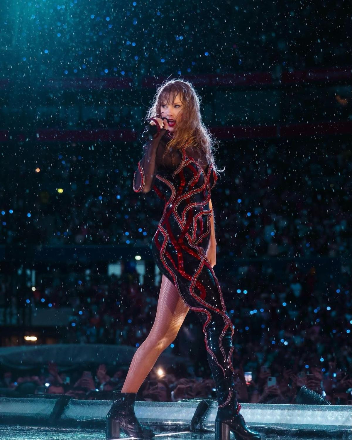 Taylor Swift tạm ngừng màn biểu diễn để giúp đỡ khán giả Ảnh 4