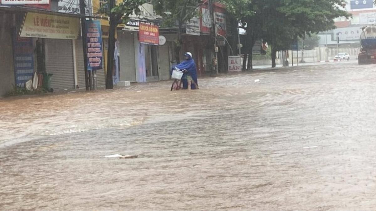 Mưa lớn chưa từng thấy trong 10 năm qua, người dân Quảng Ninh - Hải Phòng bất lực trước cảnh ngập nặng Ảnh 3