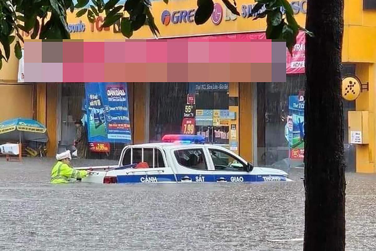 Mưa lớn chưa từng thấy trong 10 năm qua, người dân Quảng Ninh - Hải Phòng bất lực trước cảnh ngập nặng Ảnh 1