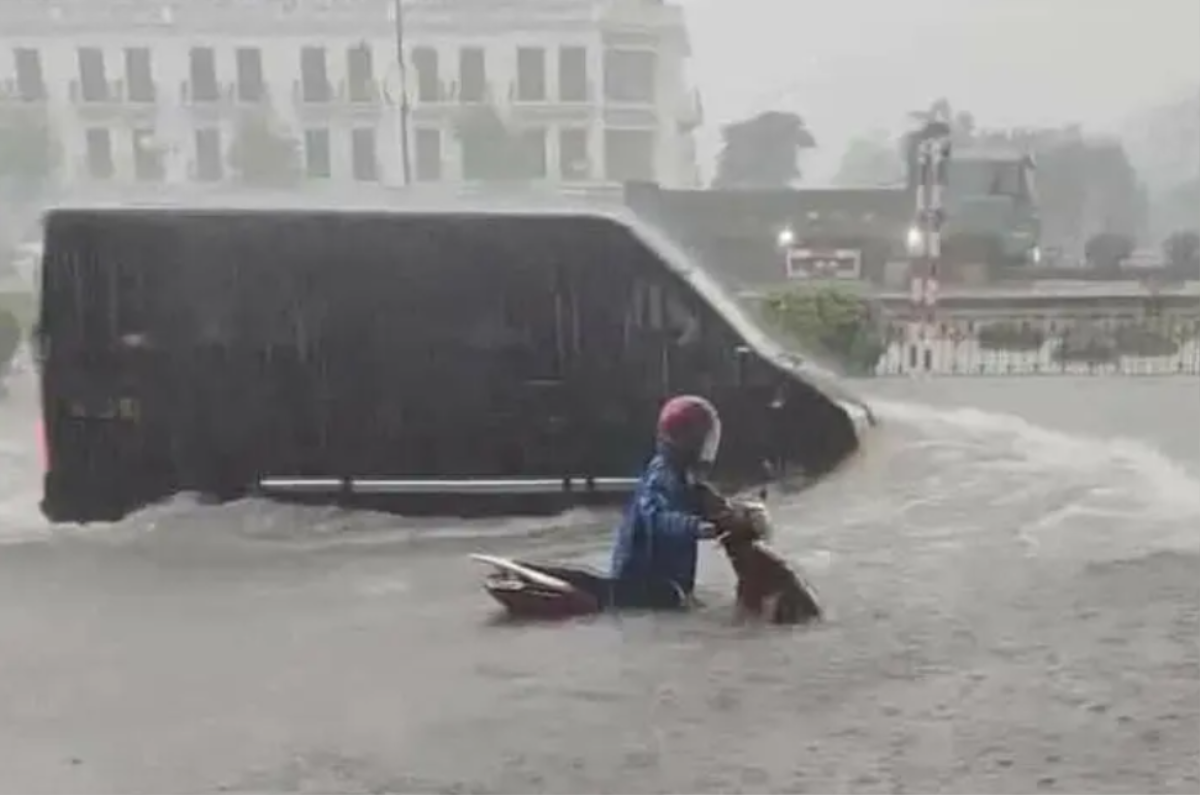 Mưa lớn chưa từng thấy trong 10 năm qua, người dân Quảng Ninh - Hải Phòng bất lực trước cảnh ngập nặng Ảnh 2