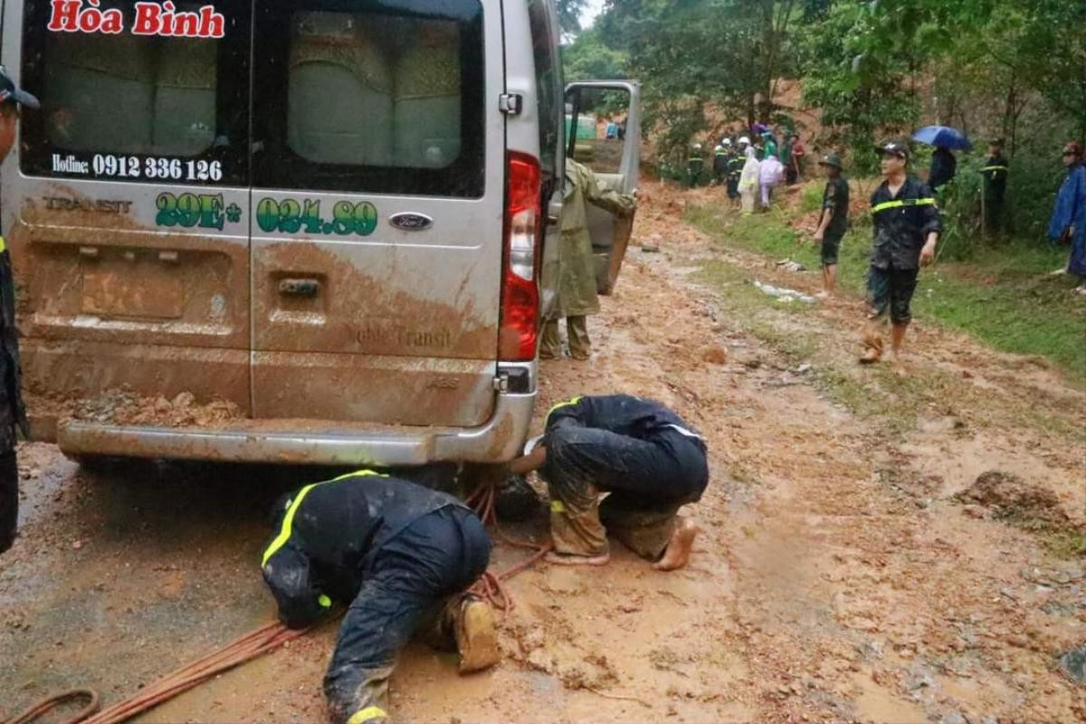 Vụ sạt lở ở Hà Giang: Không có nạn nhân thứ 12 tử vong, người phụ nữ thoát nạn do xin xuống xe giữa đường Ảnh 1