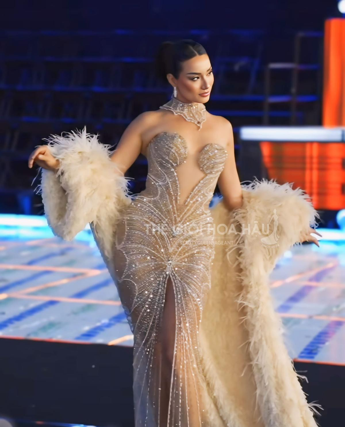 Điệu catwalk 'bước lùi xoay' của Lydie Vũ gây sửng sốt tại Miss Supranational Ảnh 1