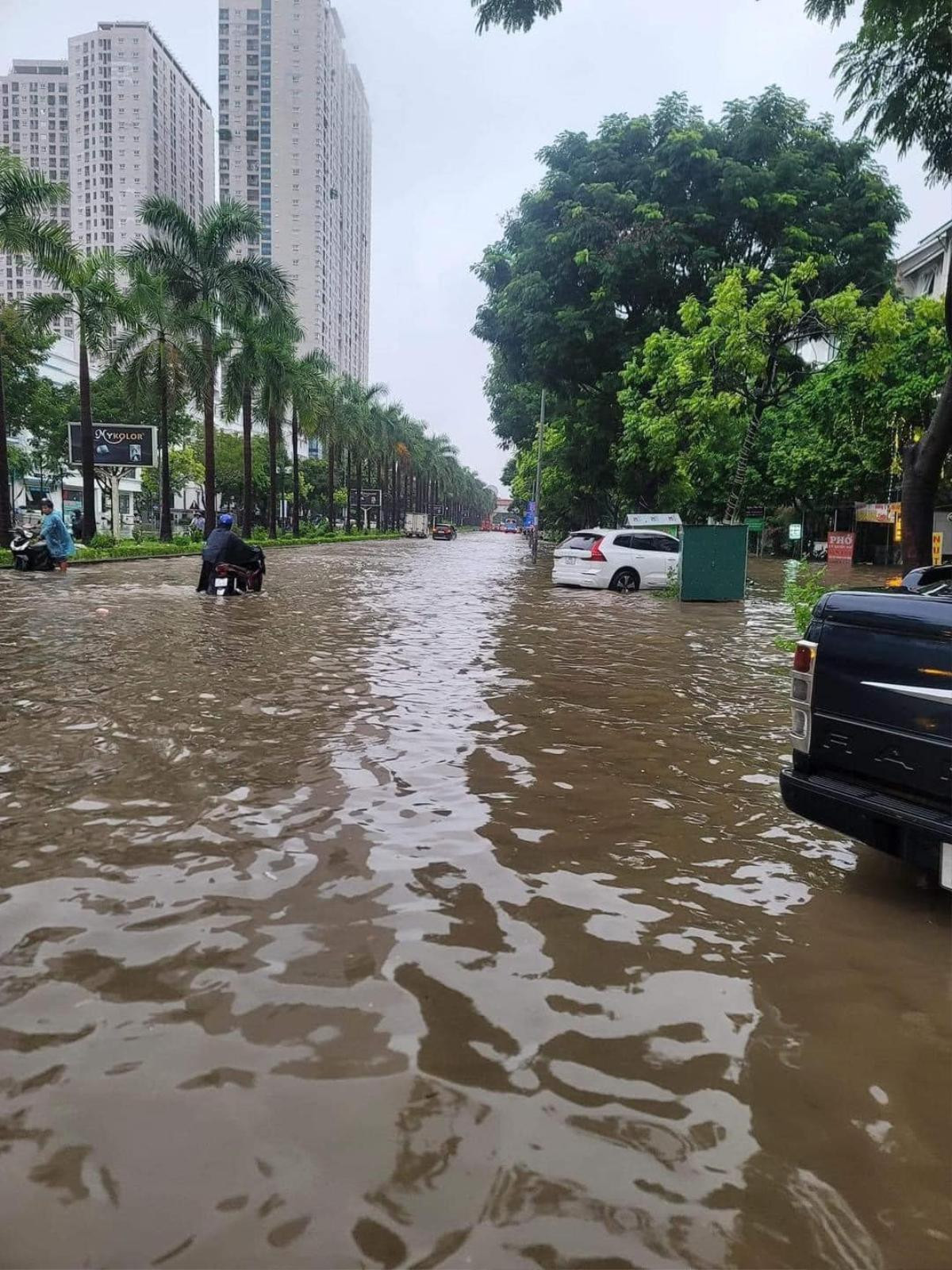 Mưa lớn kéo dài, đường phố Hà Nội chìm trong 'biển nước' Ảnh 3