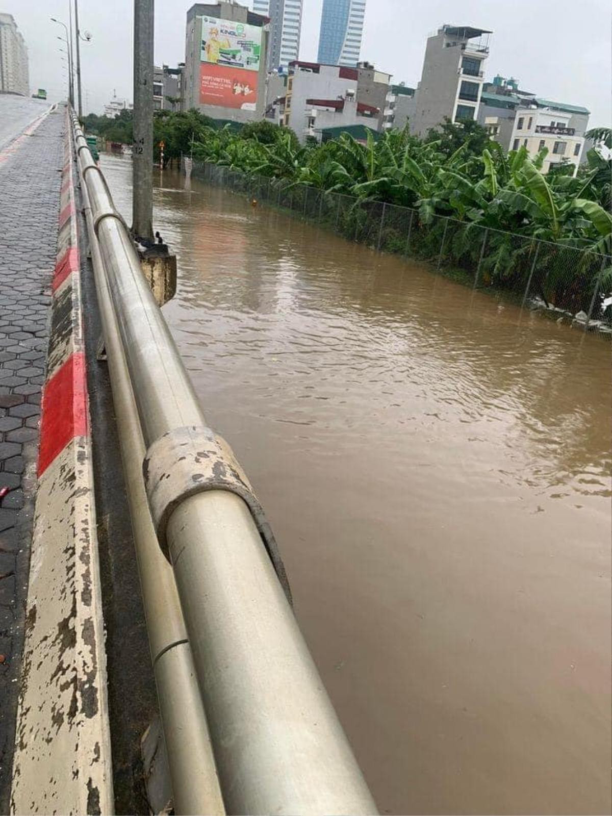 Mưa lớn kéo dài, đường phố Hà Nội chìm trong 'biển nước' Ảnh 4