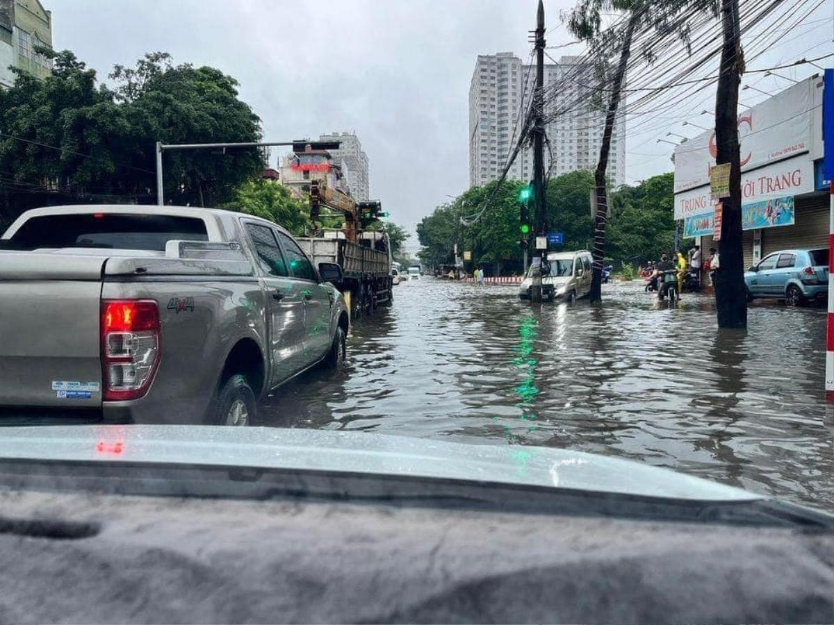 Mưa lớn kéo dài, đường phố Hà Nội chìm trong 'biển nước' Ảnh 1