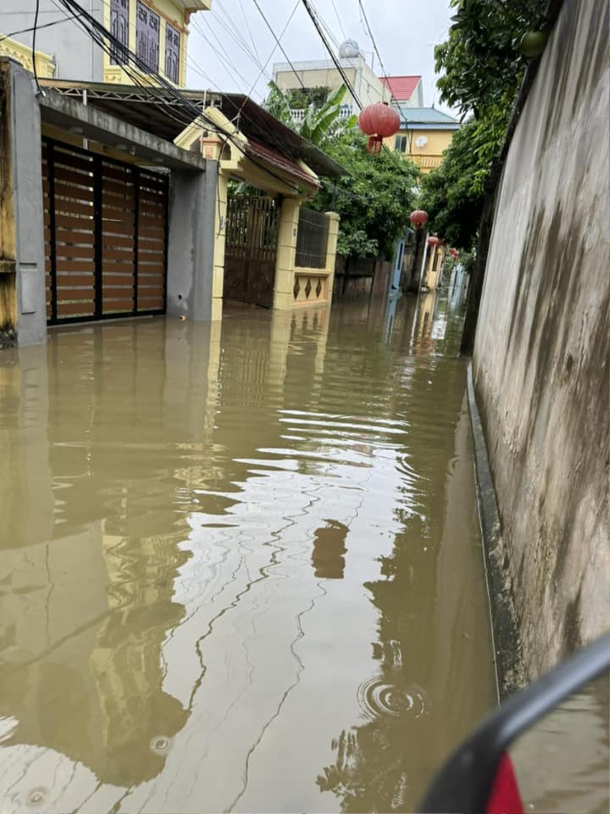 Mưa lớn kéo dài, đường phố Hà Nội chìm trong 'biển nước' Ảnh 6