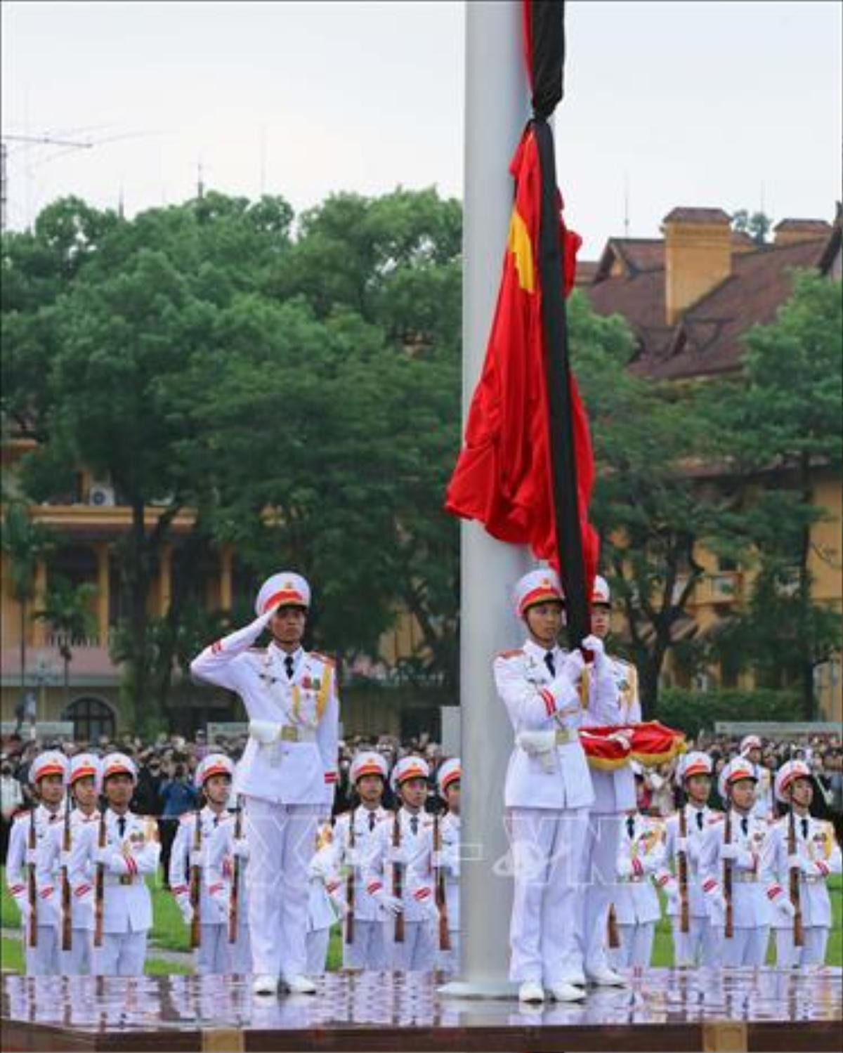 Lễ treo cờ rủ Quốc tang Tổng Bí thư Nguyễn Phú Trọng tại quảng trường Ba Đình Ảnh 2