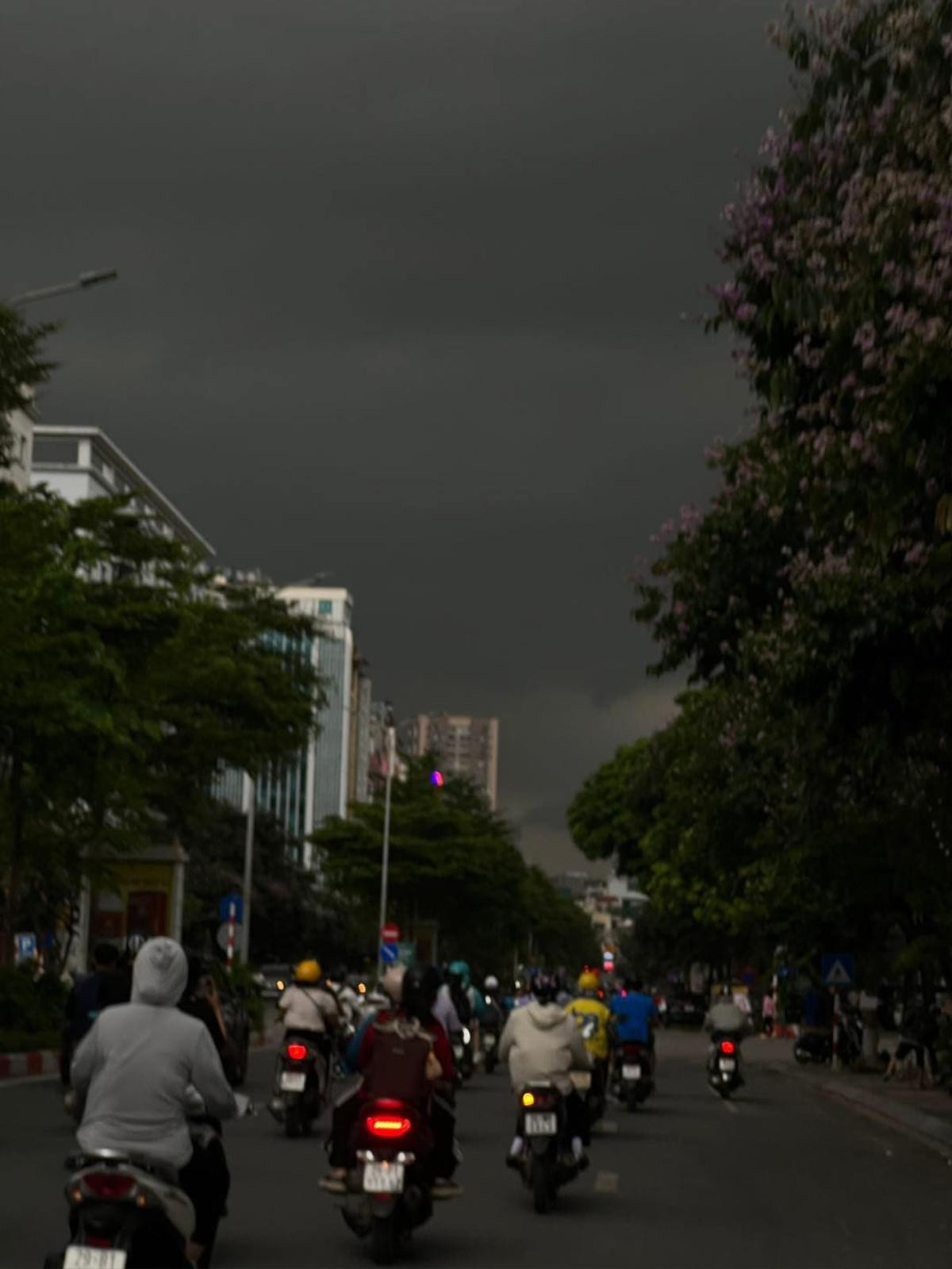 Bầu trời Hà Nội đen kịt, cảnh báo mưa dông lớn chiều nay - Saostar.vn