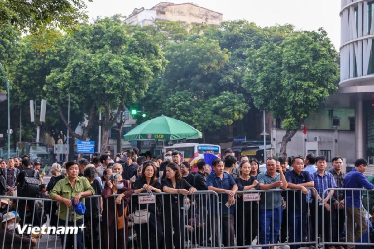 Ngày Quốc tang thứ 2: Người dân xếp hàng từ 2 giờ sáng chờ viếng Tổng Bí thư Ảnh 1