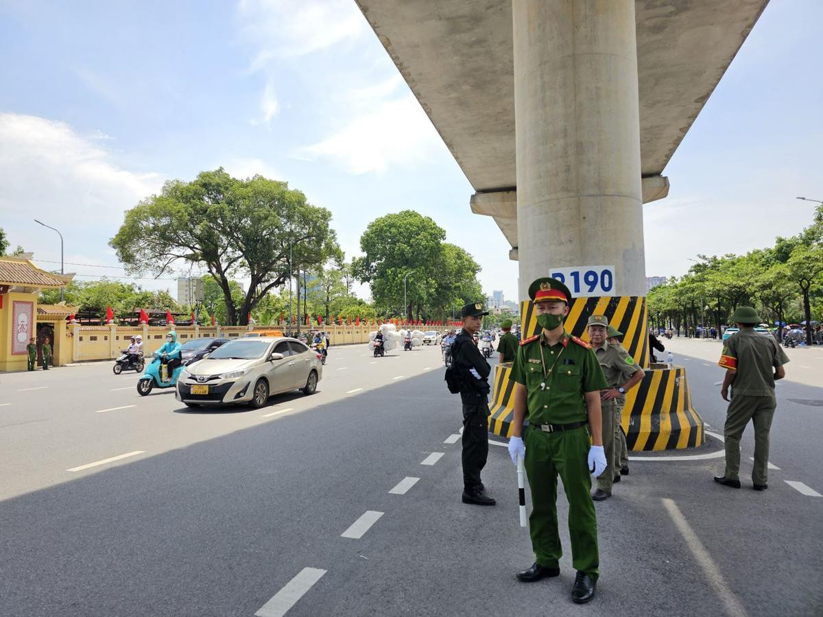 Người dân xếp hàng chờ viếng tại Nghĩa trang Mai Dịch, công tác chuẩn bị lễ tang đã sẵn sàng Ảnh 4