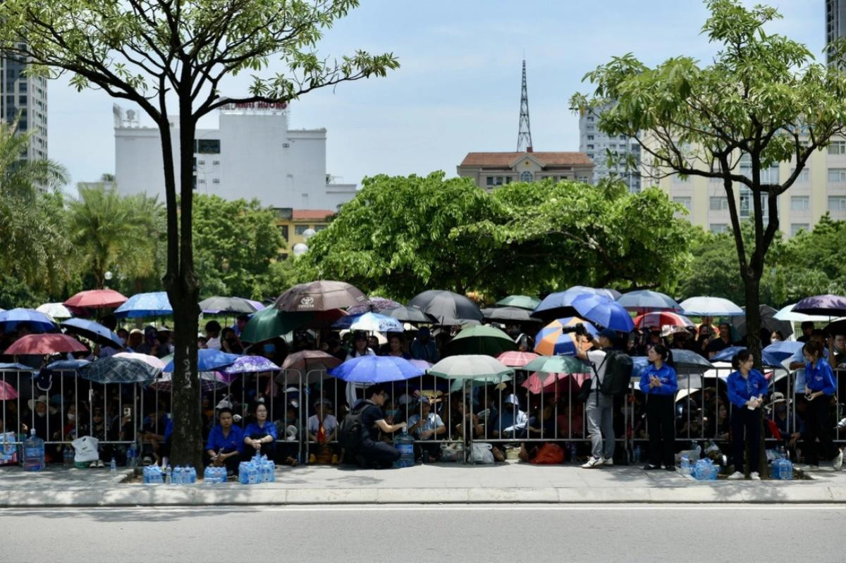 Dòng người đội nắng tiễn Tổng Bí thư Nguyễn Phú Trọng về nơi an nghỉ cuối cùng Ảnh 5