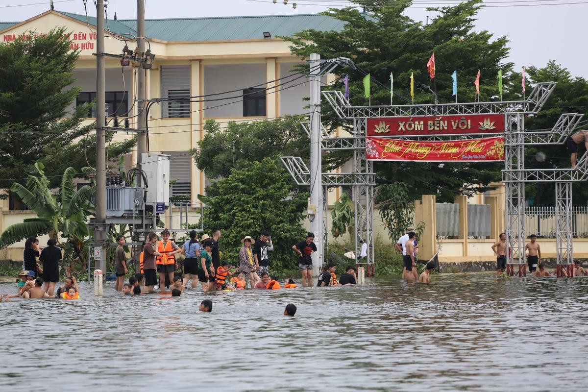 Mưa lũ triền miên, ngoại thành Hà Nội xuất hiện 'ốc đảo' Ảnh 5